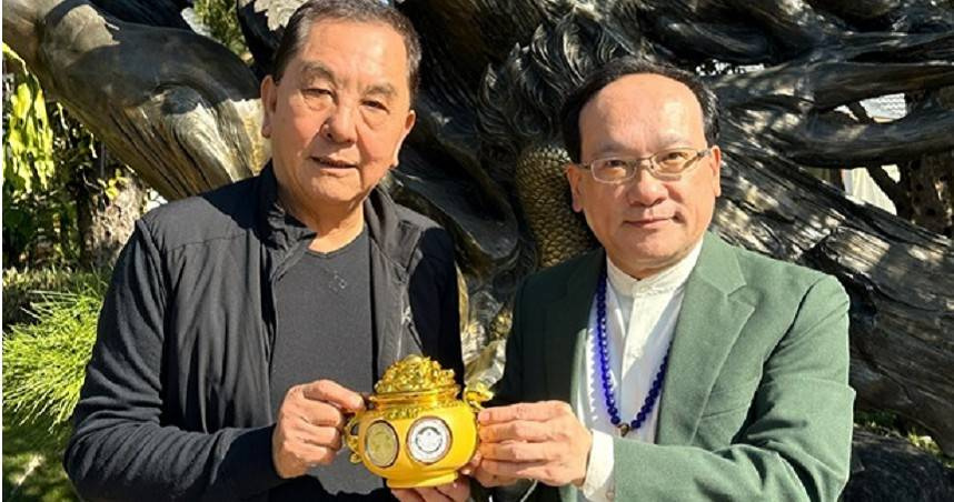 名門易理楊登嵙教授與竹山紫南宮主委莊秋安手持2025年蛇年「聚寶盆」「錢母」套幣。（圖／作者提供）