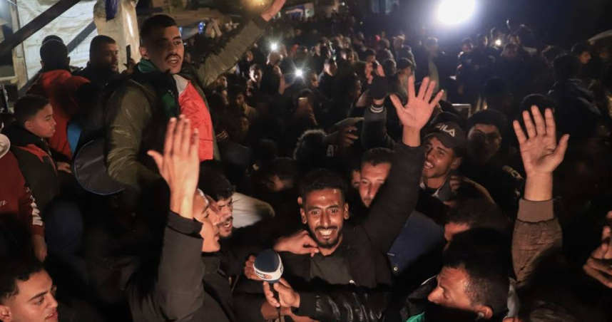 巴勒斯坦人慶祝哈馬斯和以色列之間的停火協議。（圖／美聯社／達志）