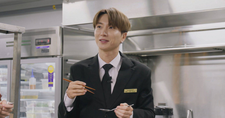 利特在營業前最後試菜。（圖／客家電視台提供）