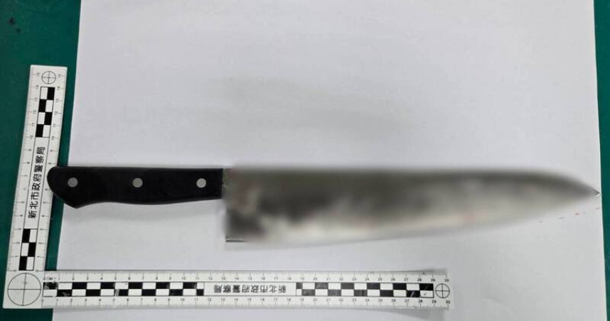 新北市汐止區福德一路巷內大樓28日清晨驚傳兄弟互砍事故。（圖／翻攝畫面）