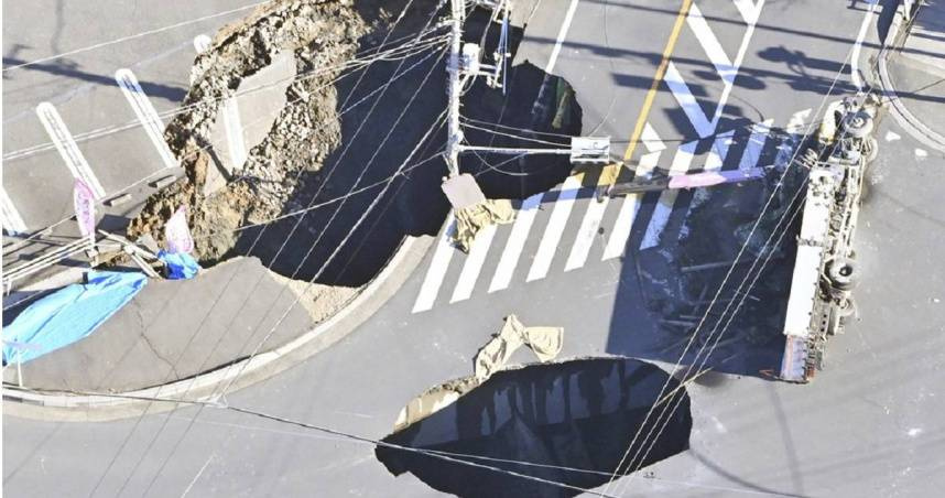 日本埼玉縣八潮市一處交叉路口發生路面塌陷的「天坑」，駕駛受困超過24小時仍未被救出。（圖／達志／美聯社）