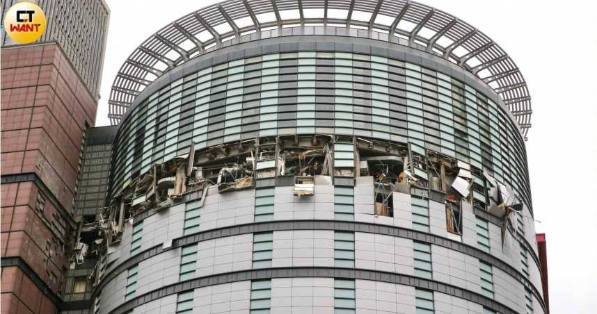 台中新光三越昨日發生嚴重爆炸意外。（圖／黃耀徵攝）