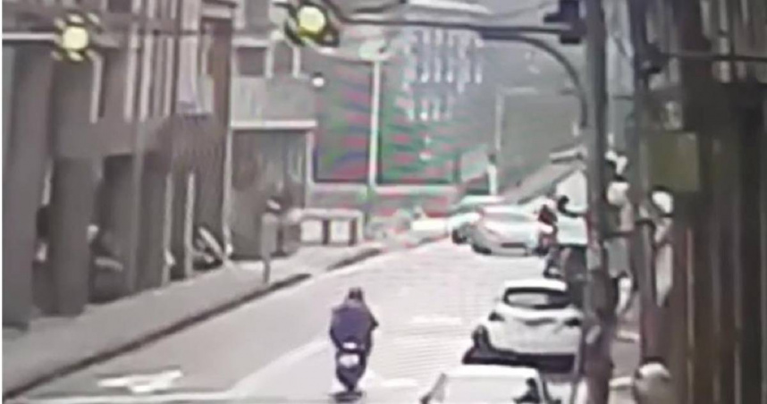 基隆40歲男撞機車後不治。（ 圖／翻攝畫面）