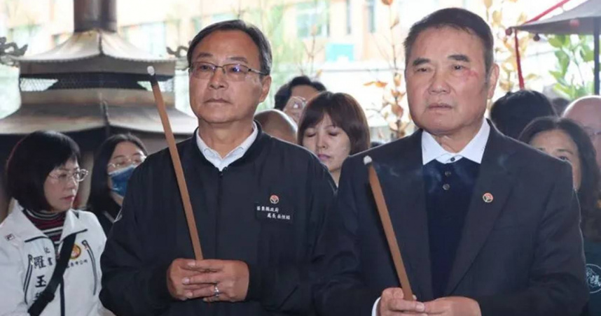 苗栗縣政府近日舉行苗栗市信義街萬善祠曁范苟祠起掘祈福法會，由縣長鍾東錦（右）率縣府團隊主祭。（圖／翻攝自苗栗縣政府官網）