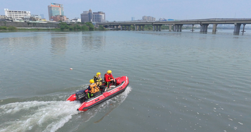 消防人員進行橘衣男的搜救作業時，獲報河面出現浮屍，撈起後發現竟是7天前在碧潭落水的女子。（圖／翻攝畫面）