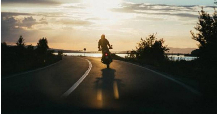 台中1名慣竊偷機車後逆向逃逸，警方圍捕30分鐘後才逮獲，並在身上搜出毒品殘渣。（示意圖／翻攝Pexels）