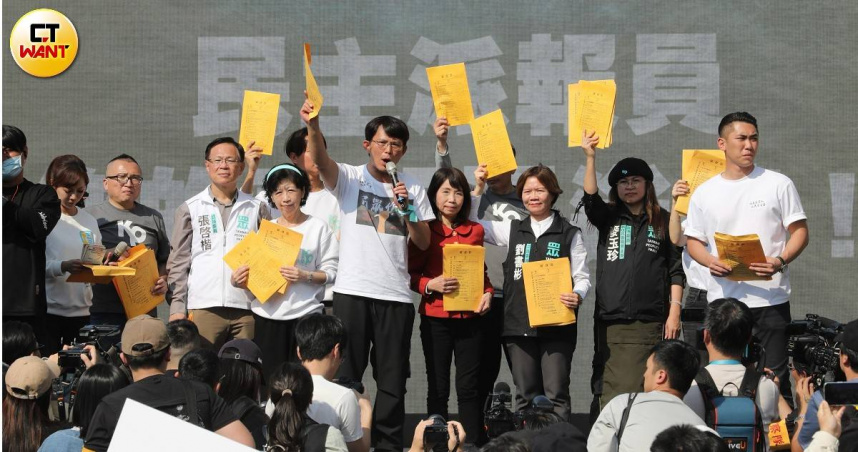 民眾黨發起人民要當家政治宣講，號召民眾對抗執政黨濫權，首場活動於新北登場。（圖／劉耿豪攝）