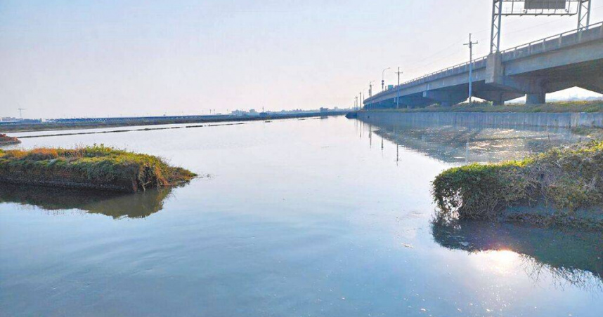 雲林縣台西鄉海埔新生地排水護堤24日出現5公尺長缺口，造成魚塭被淹沒。（圖／陳文求提供／中國時報張朝欣雲林傳真）