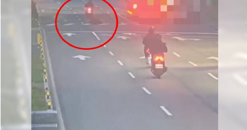 北市陳姓8旬老翁晨間過馬路闖紅燈，遭3機車撞擊輾壓，送醫宣告不治。（圖／翻攝畫面）