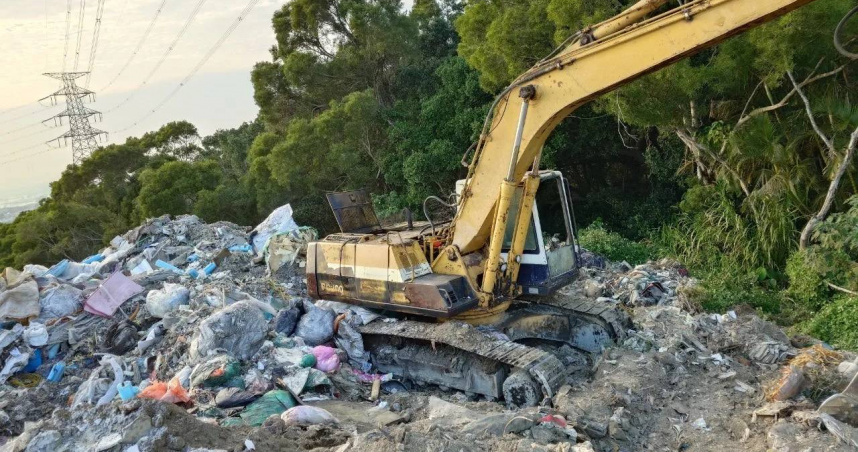 重要生態保護區「高美濕地」周遭區域被傾倒廢棄物，中檢追查發現，許多農地、水利地、山坡地、重要野生動物保護區及全民遊憩景點都遭破壞。（圖／翻攝畫面）