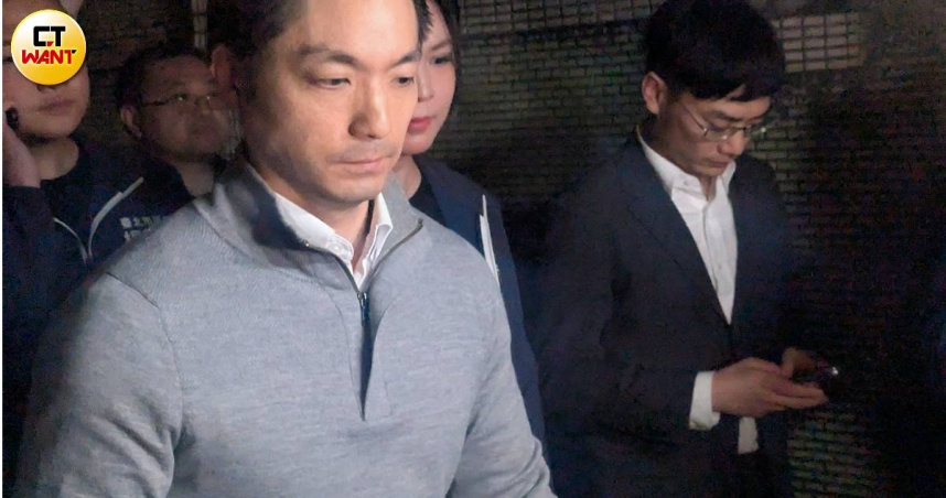 蔣萬安現身北檢門口聲援支持者。(圖／林冠吟攝)