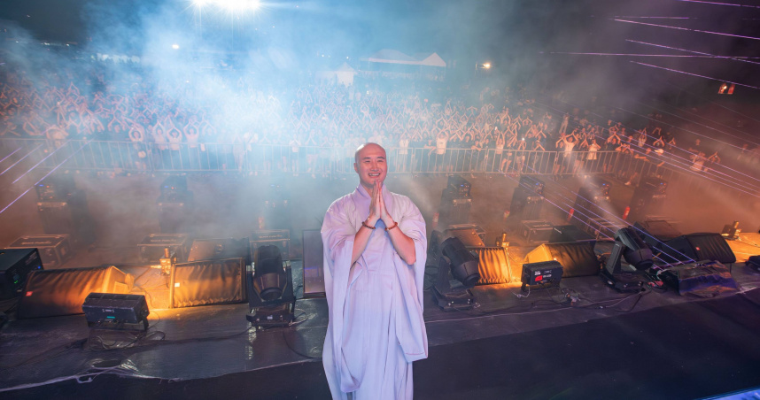 日進大師刷碟「禮佛」表演，帶領全場樂迷嗨到高舉拜佛手勢。（圖／台東縣政府民政處提供）