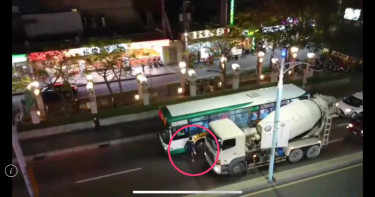 不滿公車切換車道 水泥車司機怒持球棒揮舞恐嚇