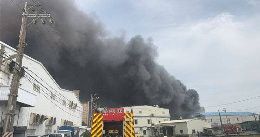 桃園鐵皮工廠爆燃濃煙狂竄。（ 圖／翻攝畫面）
