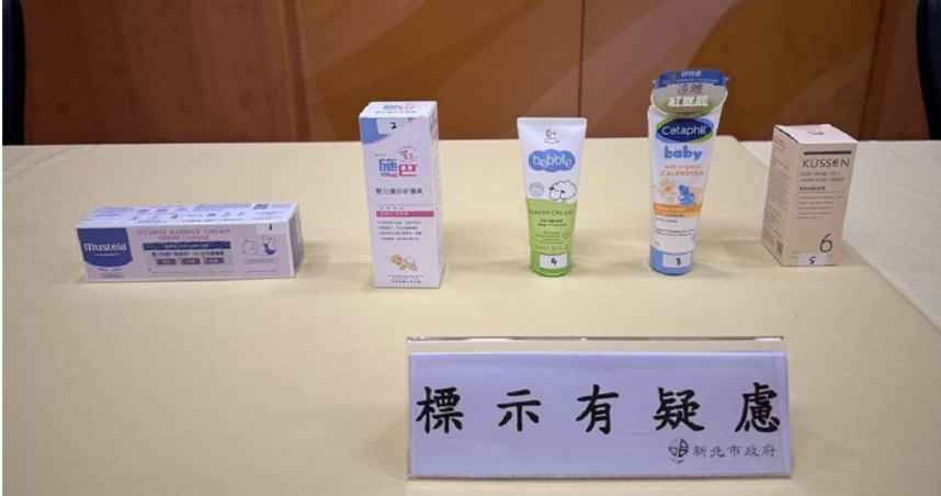 新北市消保官從市面購入5款寶寶護膚膏（屁屁膏）產品，檢測結果均符合化粧品衛生法規標準，但在產品標示部分，5款產品全成分標示字體小於1.2mm。（圖／新北市法制局）