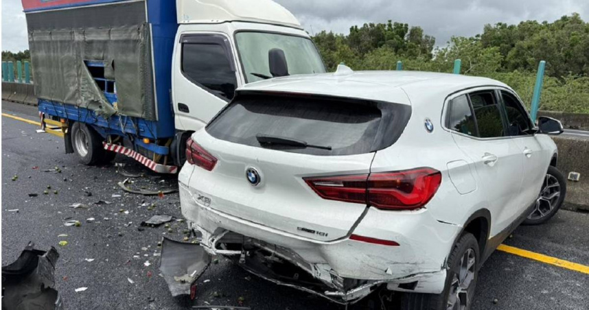 國道一號南下仁德段10日下午1時許再發生連環車禍，共有1輛大貨車、1輛小貨車與4輛小客車連環撞，3人受輕傷送醫無大礙。（圖／翻攝畫面）