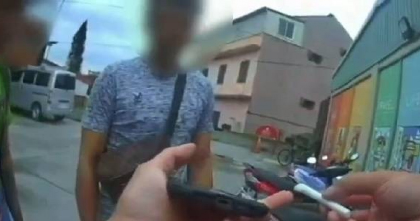 泰男觀光變吸毒，K菸超商吞雲吐霧當場遭逮。（ 圖／翻攝畫面）