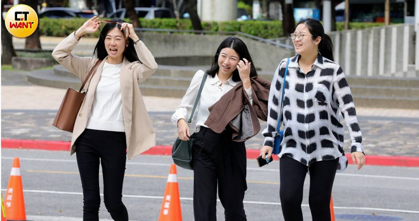 今、明（15日、16日）兩天台灣各地及澎湖、金門、馬祖大多為晴到多雲。（圖／方萬民攝）