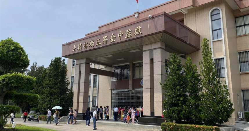 陳姓工人在沒有任何安全措施下，爬到台中外役監鐵皮屋頂鋸樹，不慎墜落身亡，台中地院則判處雇主5月有期徒刑。（圖／報系資料照片）