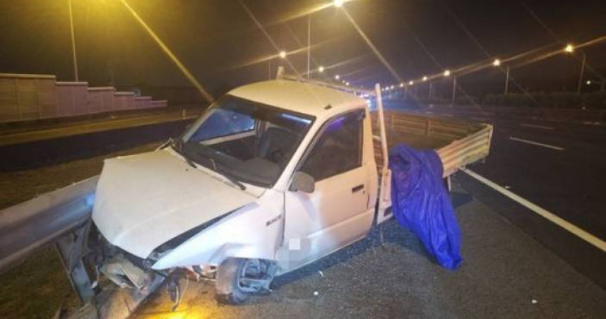 國道1號南下349.2公里處發生事故，小貨車突追撞害另外2車遭殃，所幸僅車損無傷亡。（圖／翻攝畫面）