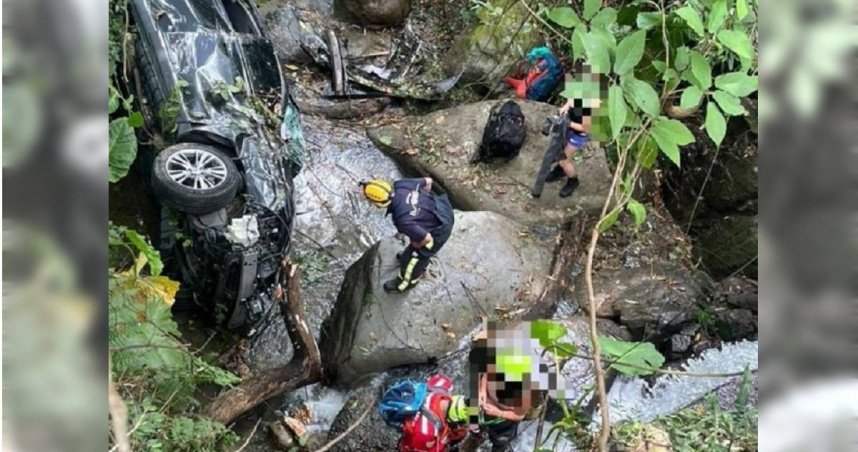 廖女搭載德籍女友人駕車出遊，豈料行駛期間卻突墜谷，造成2人受傷送醫治療。（圖／翻攝畫面）