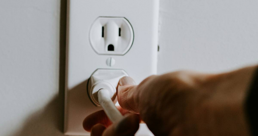 台電提醒民眾須慎防插座孔「口吐綠沫」。（圖／unsplash）