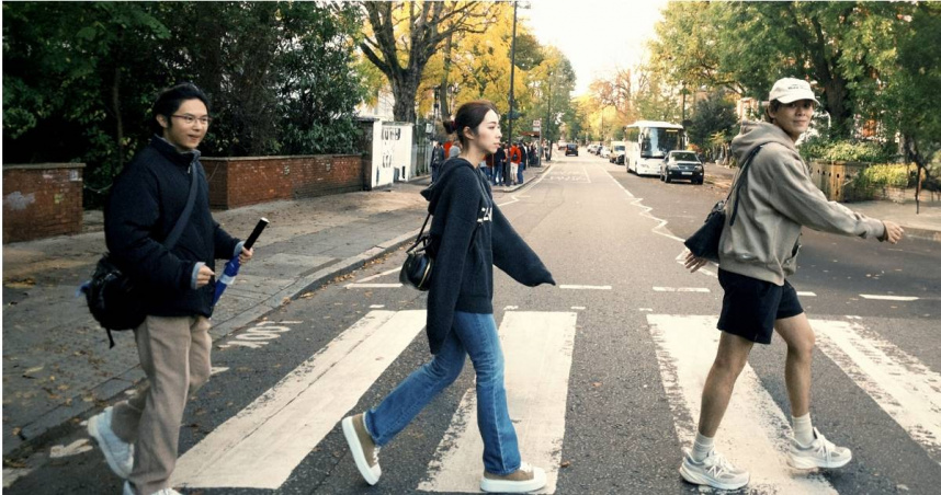 告五人在艾比路錄音室錄製專輯。（圖／相信音樂提供）