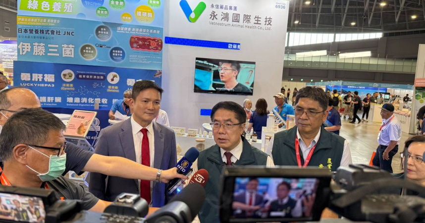 黃偉哲市長參觀後表示，台南市是科技大城，也是農業重鎮，市府長期協助民眾改善禽畜場的異味問題，如果相關業者能夠採用本土開發的飼料添加劑，從動物的消化能力改善排泄物臭味，不僅減少被稽查的機會，也能改善周遭居民的生活品質。(圖片提供／台南市政府)