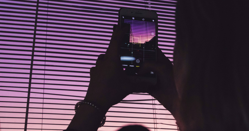 新北地方法院審理兒童性剝削案件，被告因拍攝未成年妹妹性影像遭判刑。（示意圖／Unsplash）