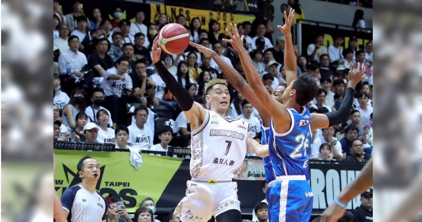 林書豪遭到包夾把球傳給隊友。（圖／中國時報黃世麒攝）