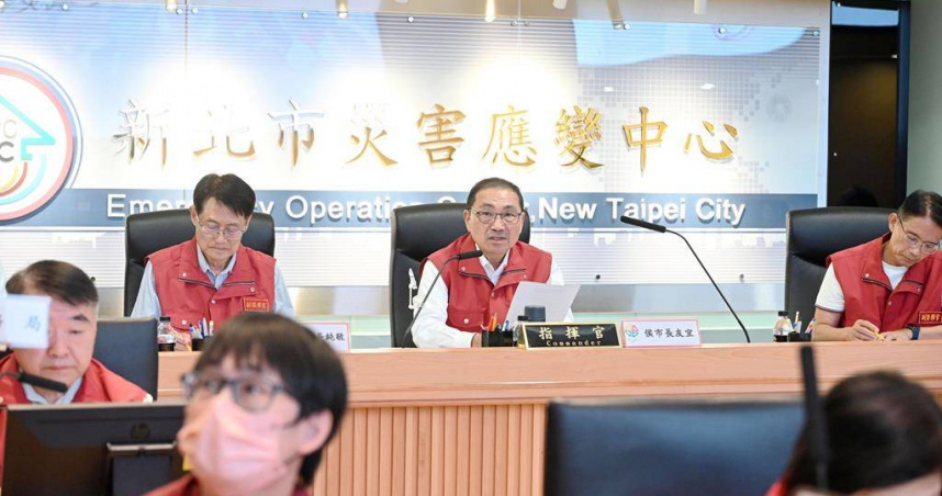 輕度颱風丹娜絲逼近，新北市長侯友宜今（6日）主持新北市災害應變中心工作會報。（圖／翻攝畫面）