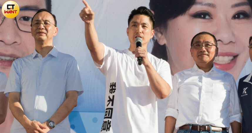 台北市今日沒放颱風假,蔣萬安(中)臉書被網友灌爆。(圖/黃威彬攝)
