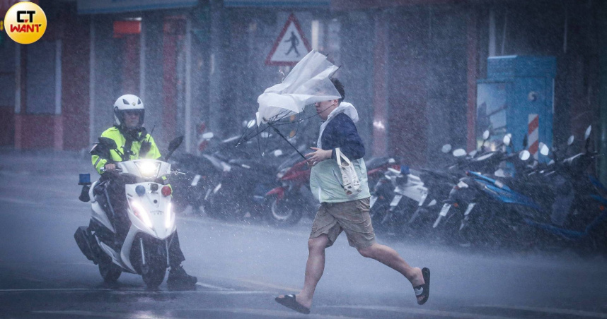 氣象署今晨針對8縣市發布豪大雨特報。（圖／劉耿豪攝）