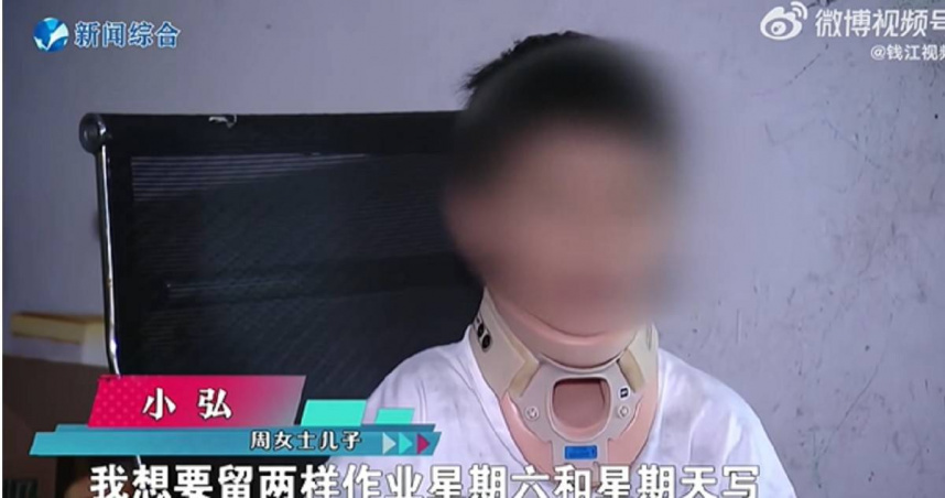 男童就讀托育班竟遭掐脖傷及頸椎,母親為此走上法律途徑要求賠償。(圖/翻攝自微博)