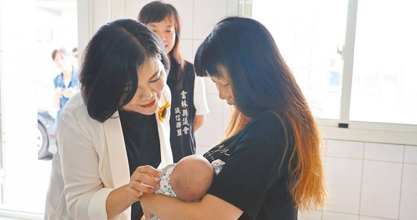 雲林縣長張麗善（左）13日前往麥寮鄉探視萬寶龍計畫第9000個誕生的寶寶。（圖／中國時報周麗蘭攝）