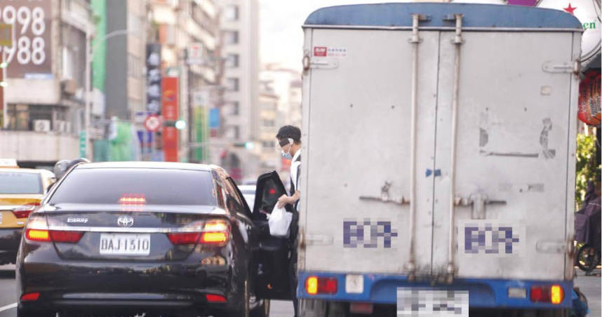 國民黨台北市議員張斯綱爆料，中選會主委李進勇疑似濫用公務車，開到餐廳外臨停買晚餐。（圖／取自張斯綱臉書）