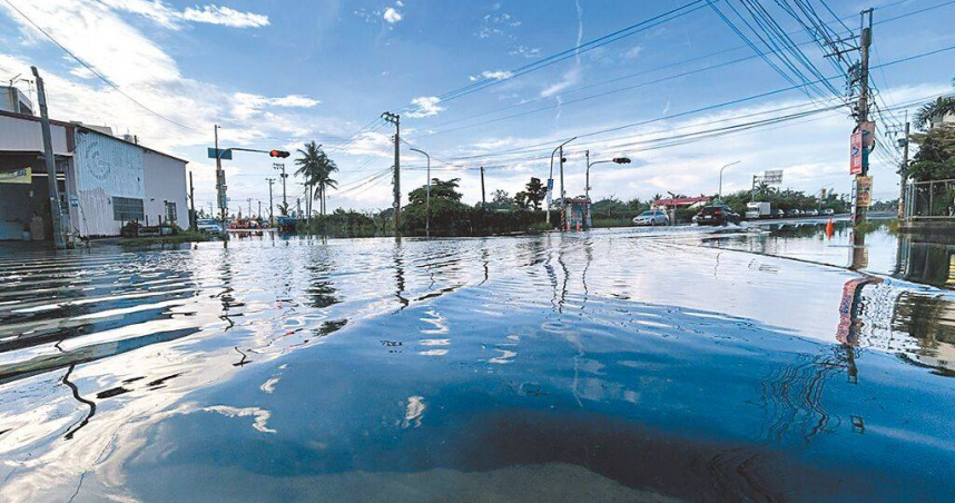 東港鎮東津里連續2天因海水倒灌，晴空萬里卻淹水。（圖／蕭禾秦提供／中國時報羅琦文屏東傳真）