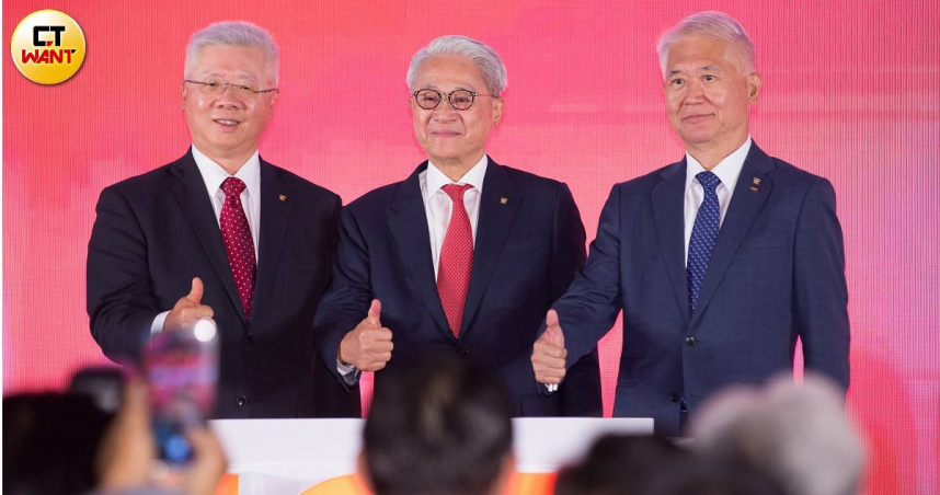 「台新新光金控」24日舉行慶祝酒會，董事長吳東亮、副董事長魏寶生、總經理林維俊共同按鈕啟動合併儀式。（圖／黃威彬攝）