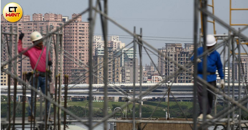 朴子市農會總幹事田志強坦言，離鄉外出工作原住民通常具備專業，若在工地工作，每月酬勞可上看10萬元，到農會從事相對低薪工作的意願自然不高。（示意圖／黃鵬杰攝）