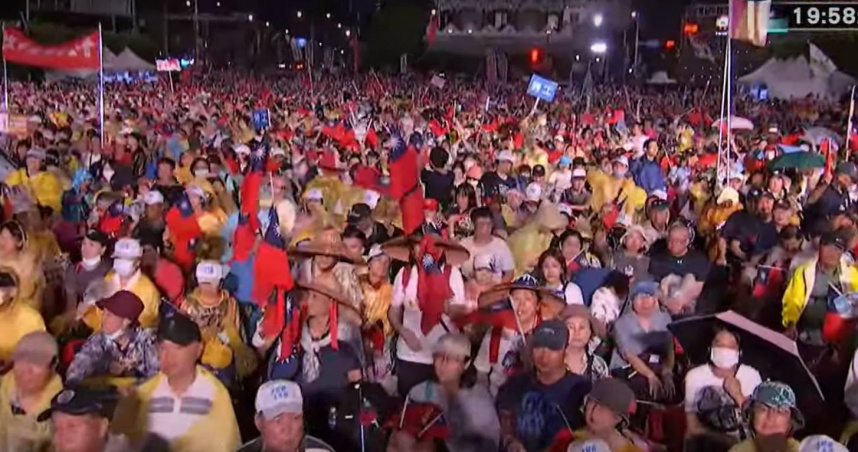 藍白聯手舉辦凱道反罷免選前之夜，到晚間七時止，主辦單位高喊現場已破六萬人，氣勢相當驚人（圖／中天電視）
