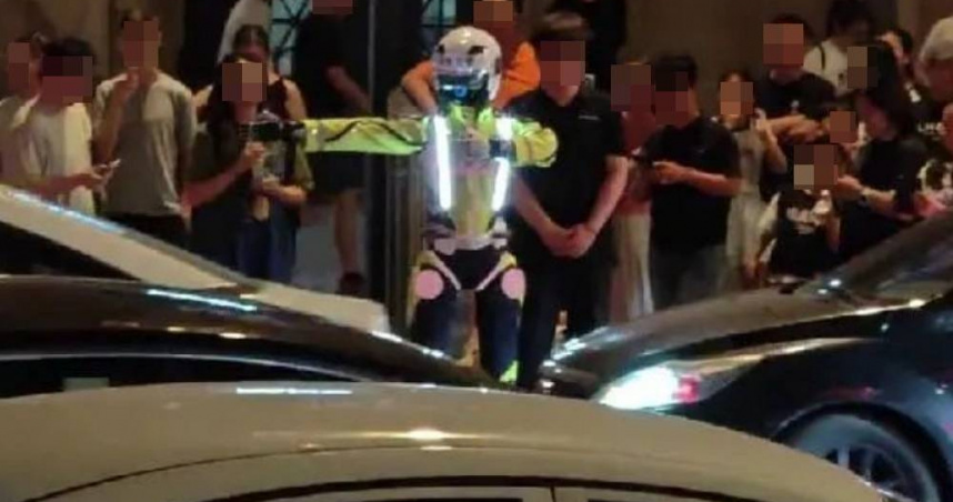 近日大陸上海一處路口指揮交通的警察，被發現竟然是機器人。（圖／翻攝自微博）