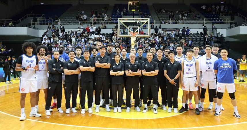 2025亞洲盃男籃賽即將開打，中華男籃公布最終12人名單，總教練圖奇（中）強調選人考量球員狀態與化學效應。（圖／中華籃協提供）