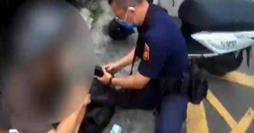 馬籍男子觀光名義來台擔任詐騙車手，在彰化超商取款時遭警方逮捕。（圖／翻攝畫面）