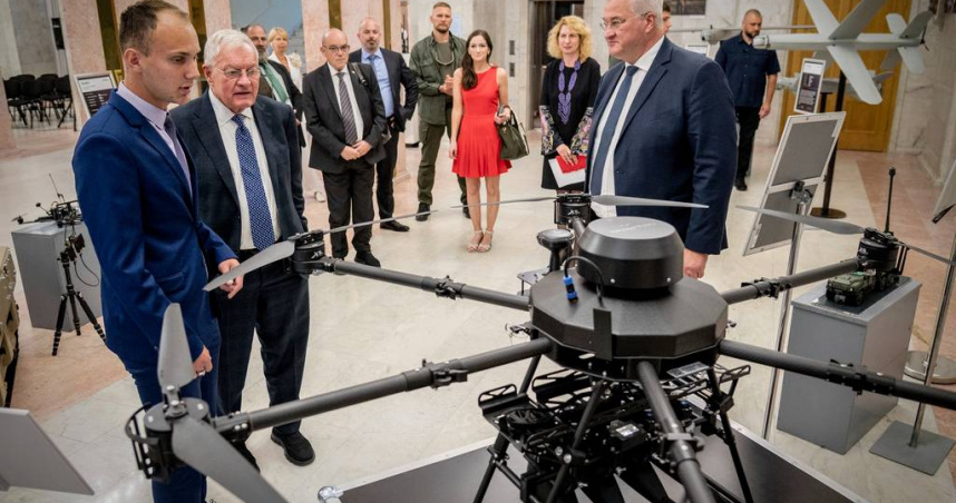 俄烏戰爭特使凱洛格（左二）和烏克蘭外交部長西比哈於7月15日在基輔查看烏克蘭製造的無人機。（圖／達志／美聯社）