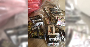 北市刑大網巡時發現有男子在兜售毒咖啡包。(圖/翻攝畫面)