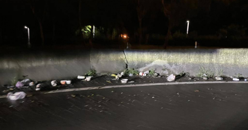 高雄左營區大中高架道路匝道近日遭民眾發現髒亂不堪，交流道上垃圾堆滿地，嚴重影響市容。（圖／翻攝畫面）