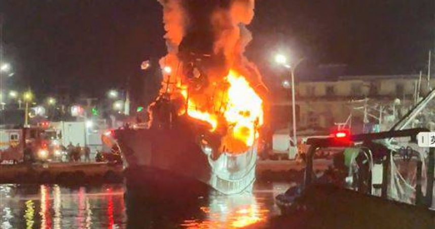 基隆八斗子漁港昨晚間發生火燒船。（圖／翻攝畫面）
