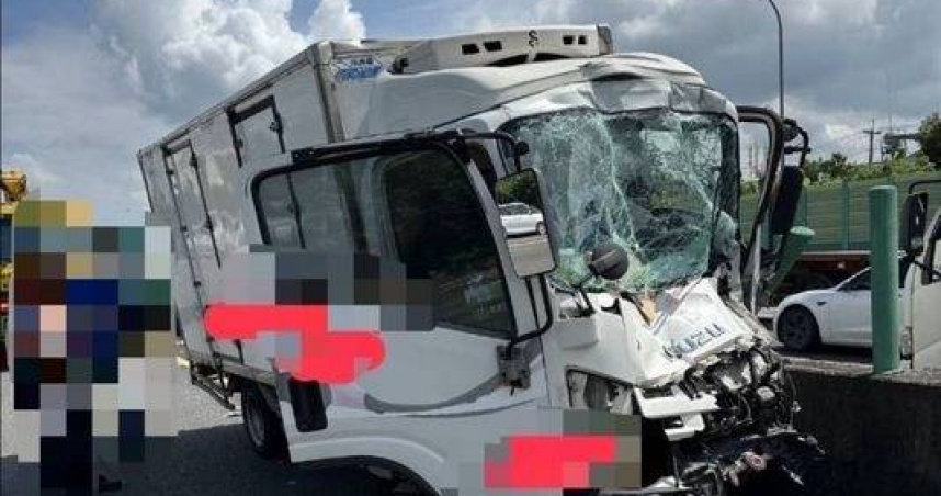 國道后里段小貨車追撞大貨車。（圖／翻攝畫面）