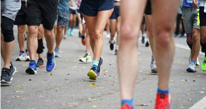 在人潮熙來攘往的信義徒步區，竟有人打著「社交路跑」名義辦起團體路跑活動，引起不少路人側目。。（示意圖／翻攝unsplash）