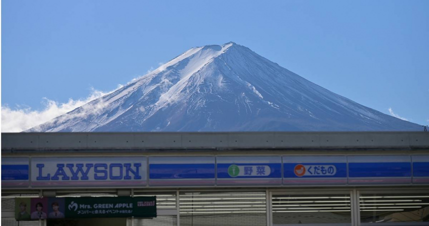 河口湖人氣打卡點「富士山＋LAWSON」。（示意圖／翻攝自unsplash）